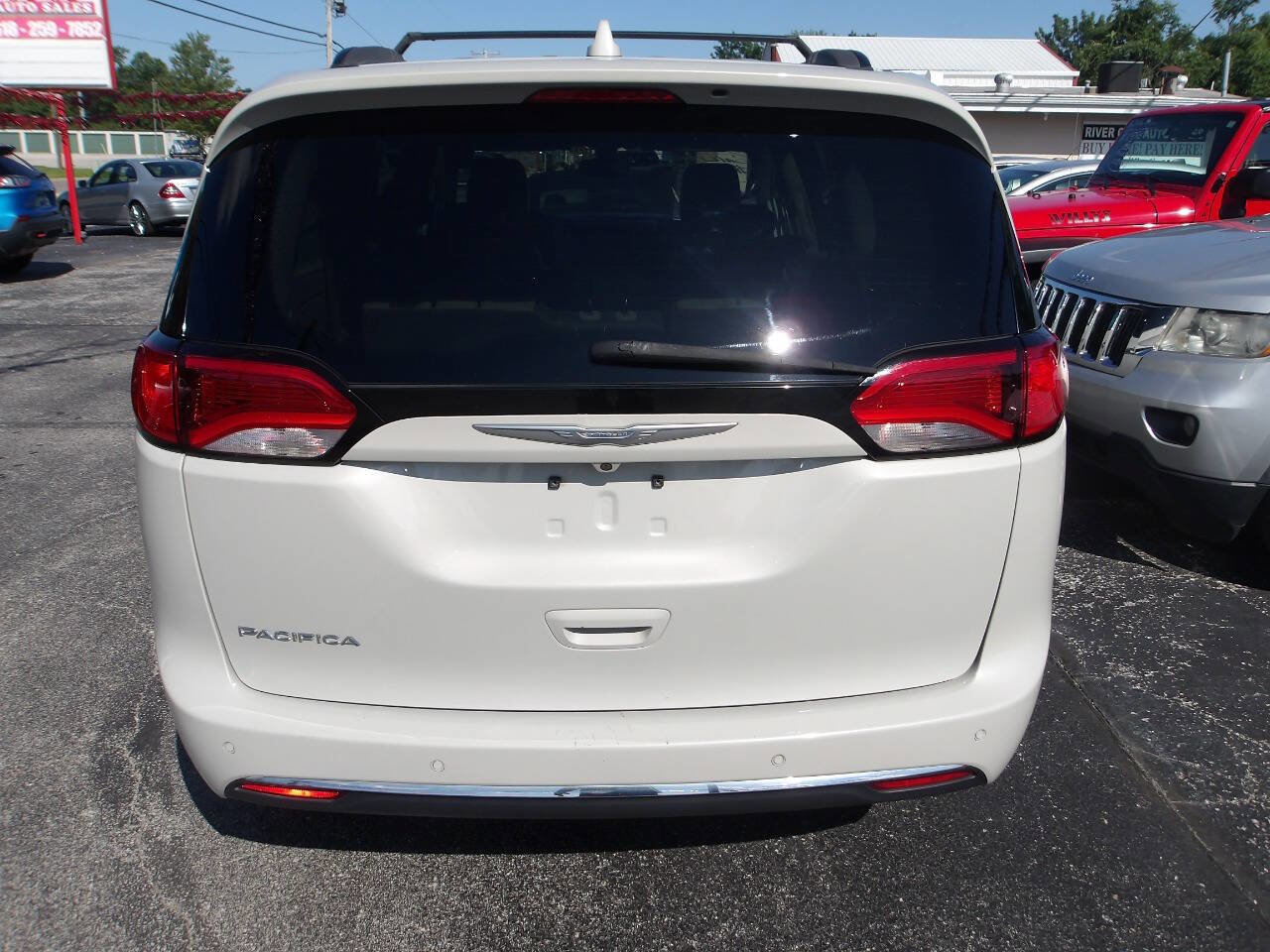 Used 2017 Chrysler Pacifica Touring-L FWD image 5