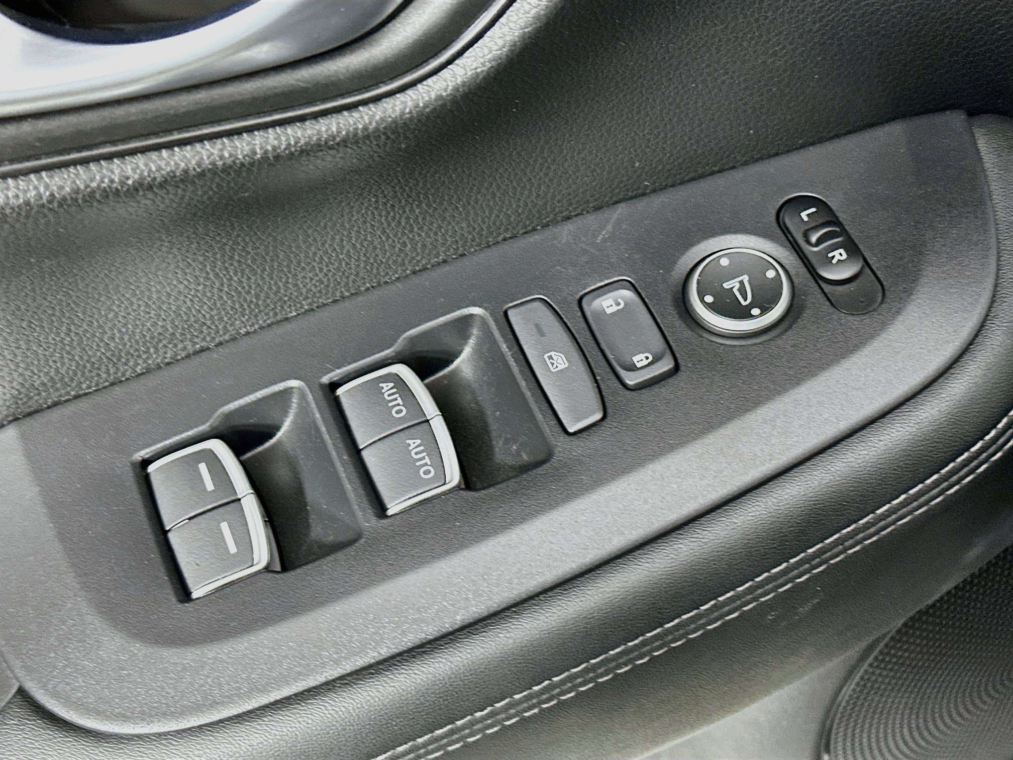 Used 2023 Honda HR-V EX-L image 17