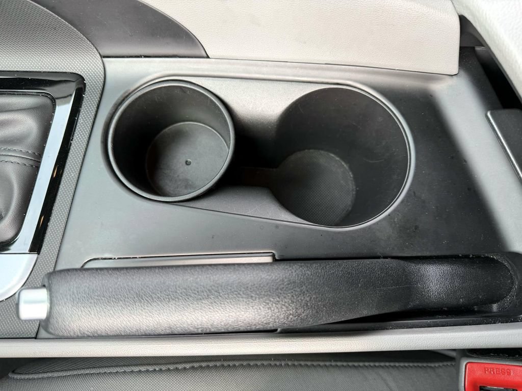 Used 2024 Hyundai Elantra SE FWD image 21
