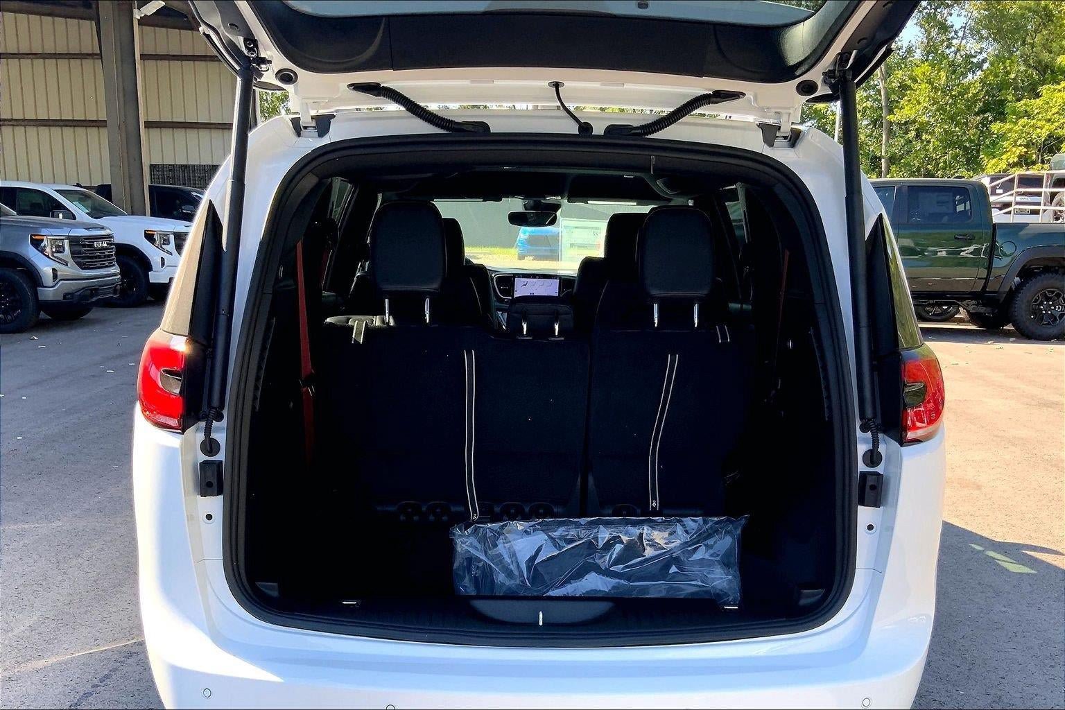 New 2027 Chrysler Pacifica Select FWD image 5