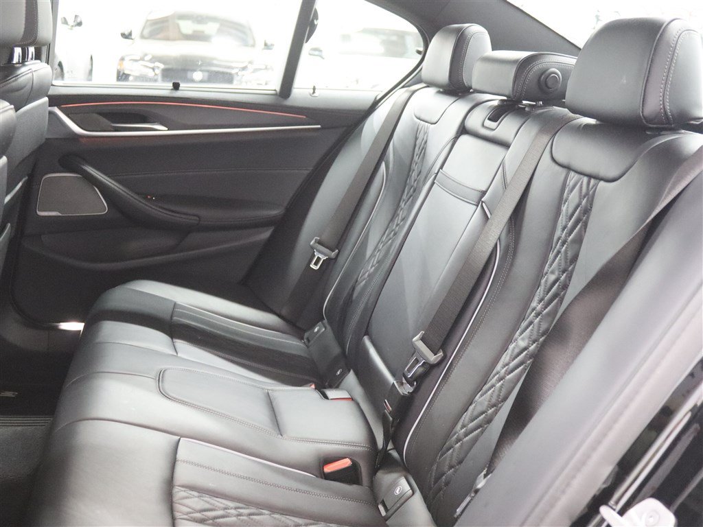 Used 2022 BMW M550i xDrive w/ Executive Package image 17