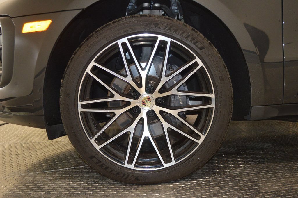 Certified 2025 Porsche Macan AWD/4WD image 13