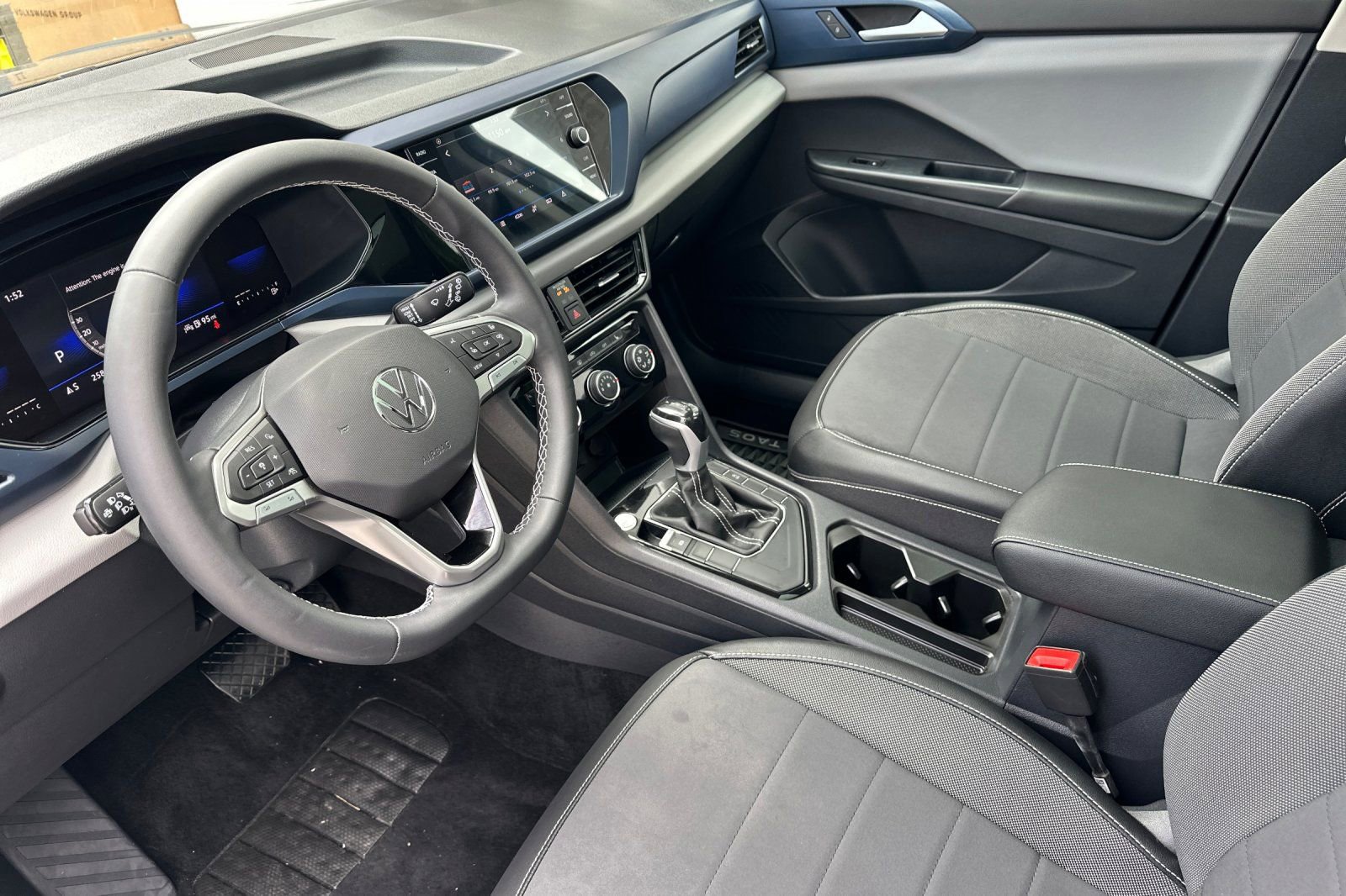 Used 2023 Volkswagen Taos SE w/ Panoramic Sunroof Package FWD image 10