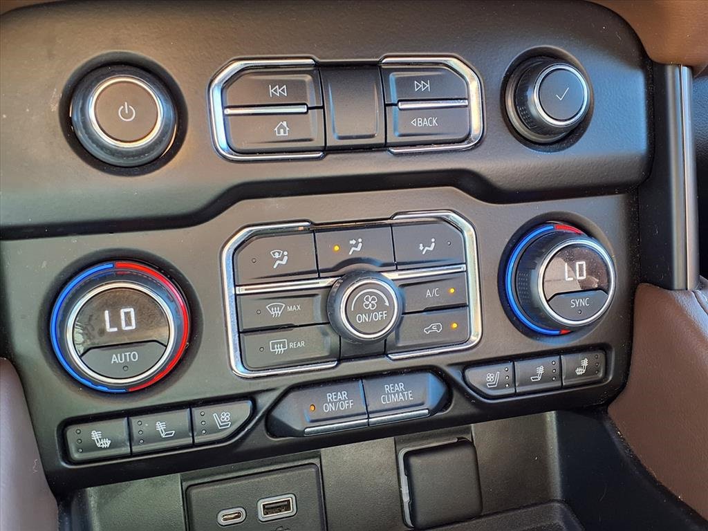 Used 2021 Chevrolet Suburban High Country w/ Premium Package image 22