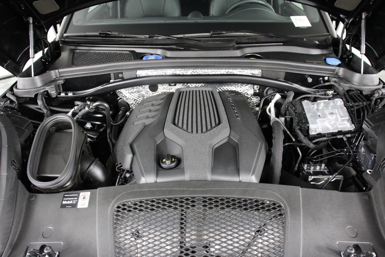 Certified 2025 Porsche Macan image 26