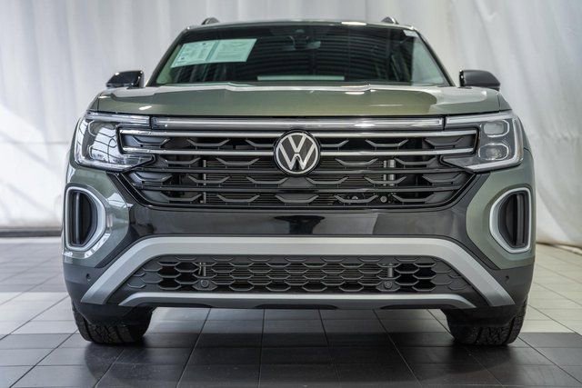 Used 2025 Volkswagen Atlas Peak Edition SE image 2
