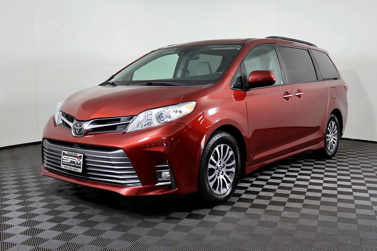 Used 2018 Toyota Sienna XLE w/ XLE Navigation Package FWD image 2