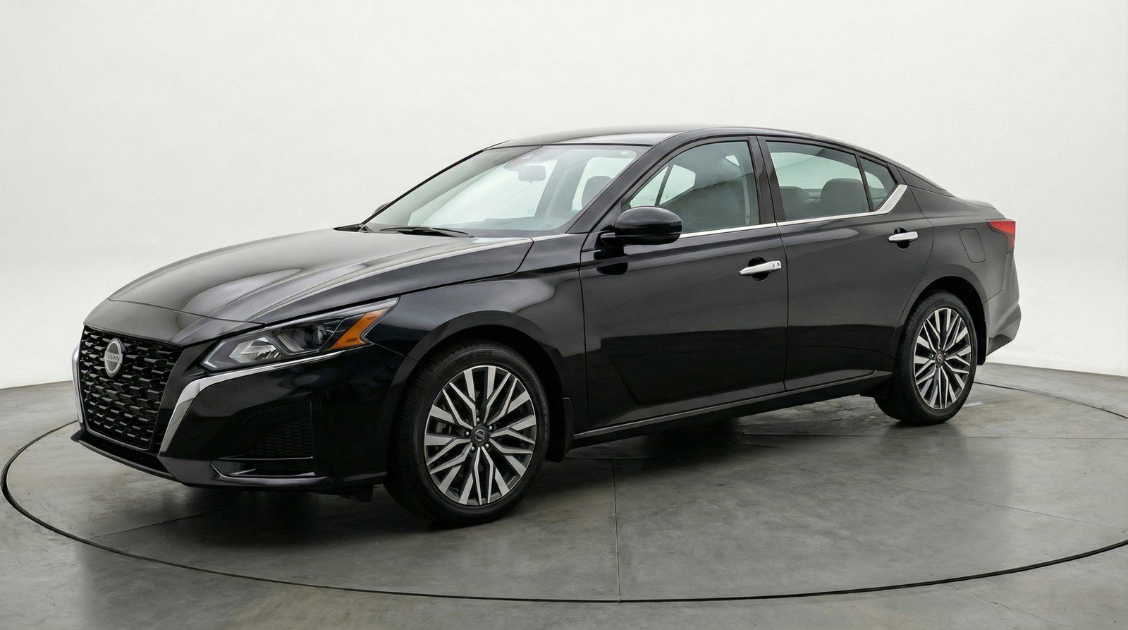 Used 2025 Nissan Altima 2.5 SV FWD image 3