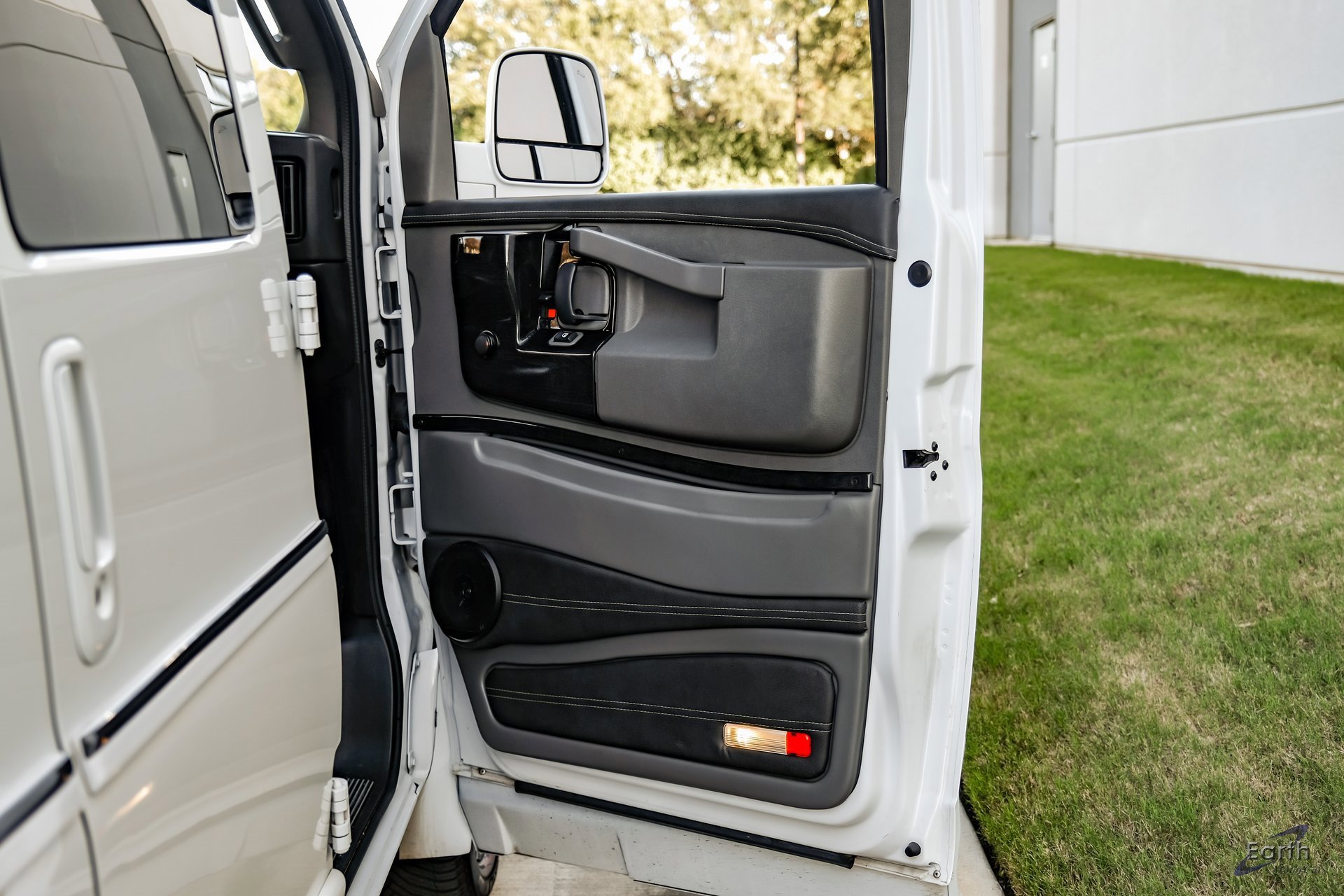 Used 2023 Chevrolet Express 2500 image 95