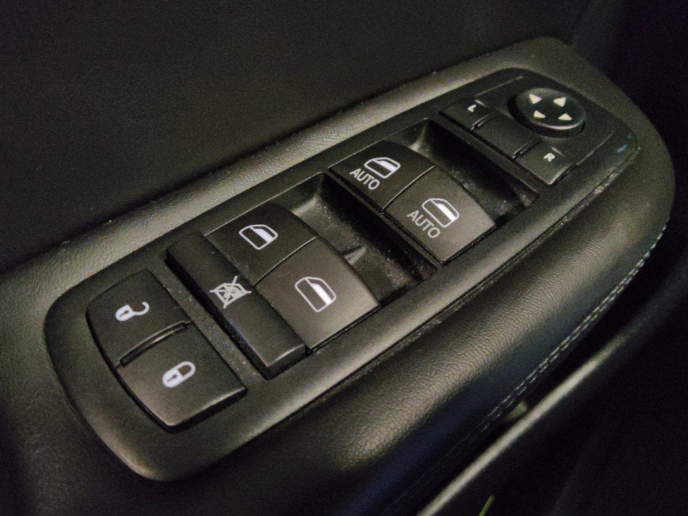 Used 2015 Chrysler 200 S w/ Navigation & Sound Group I image 27