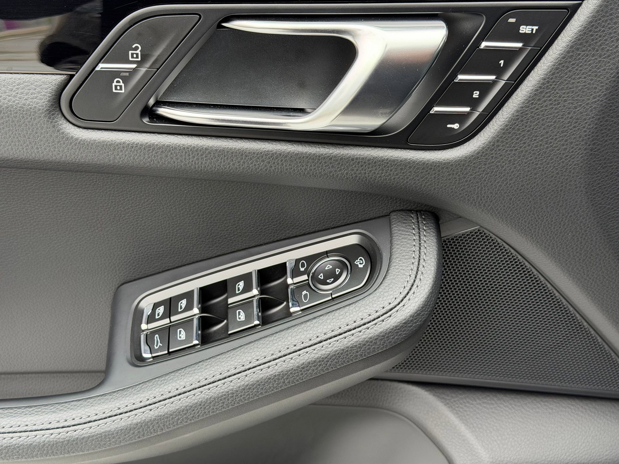 Certified 2026 Porsche Macan AWD/4WD image 27