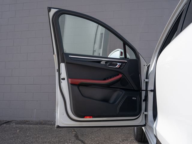 Certified 2025 Porsche Macan image 15