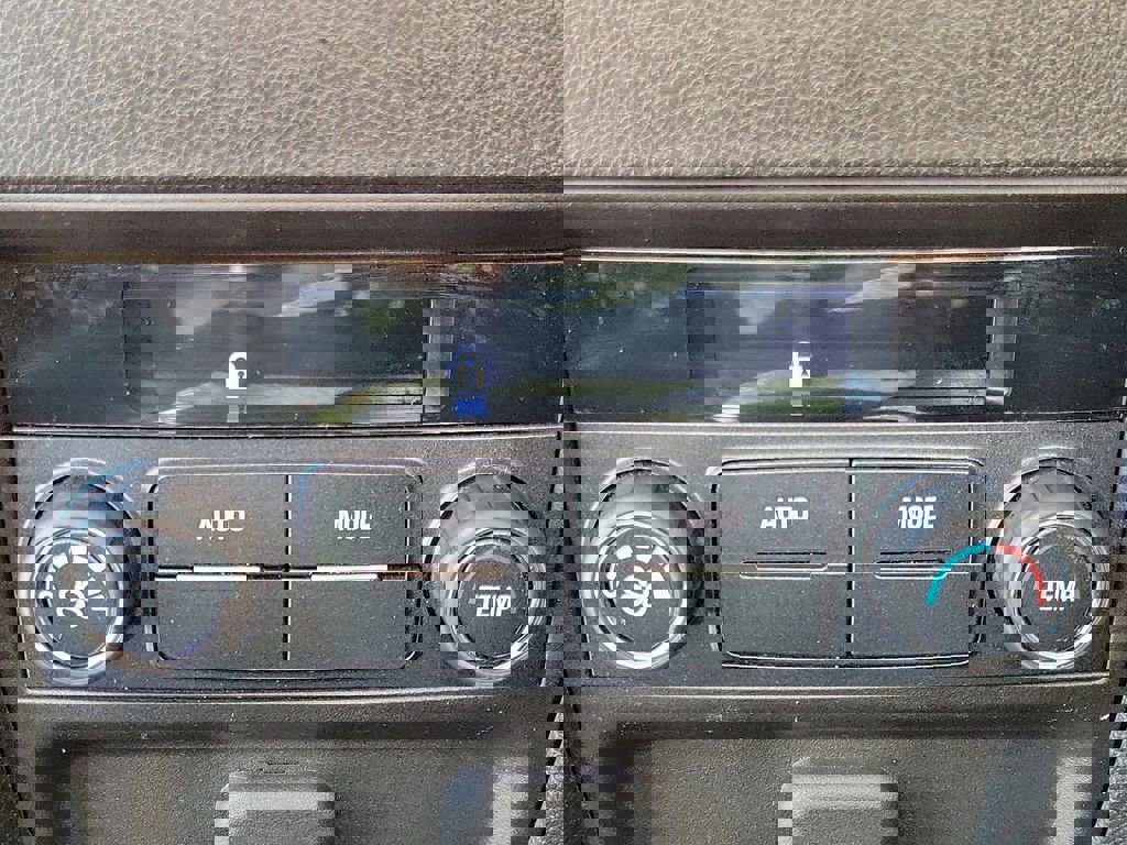 Used 2021 Buick Enclave Essence image 13