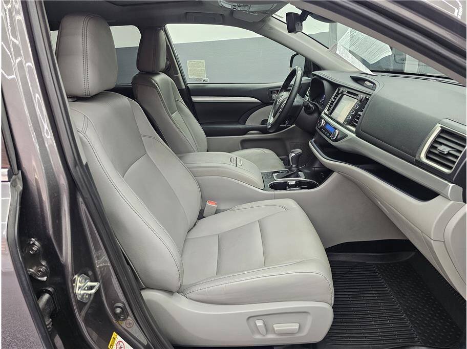 Used 2019 Toyota Highlander XLE FWD image 15
