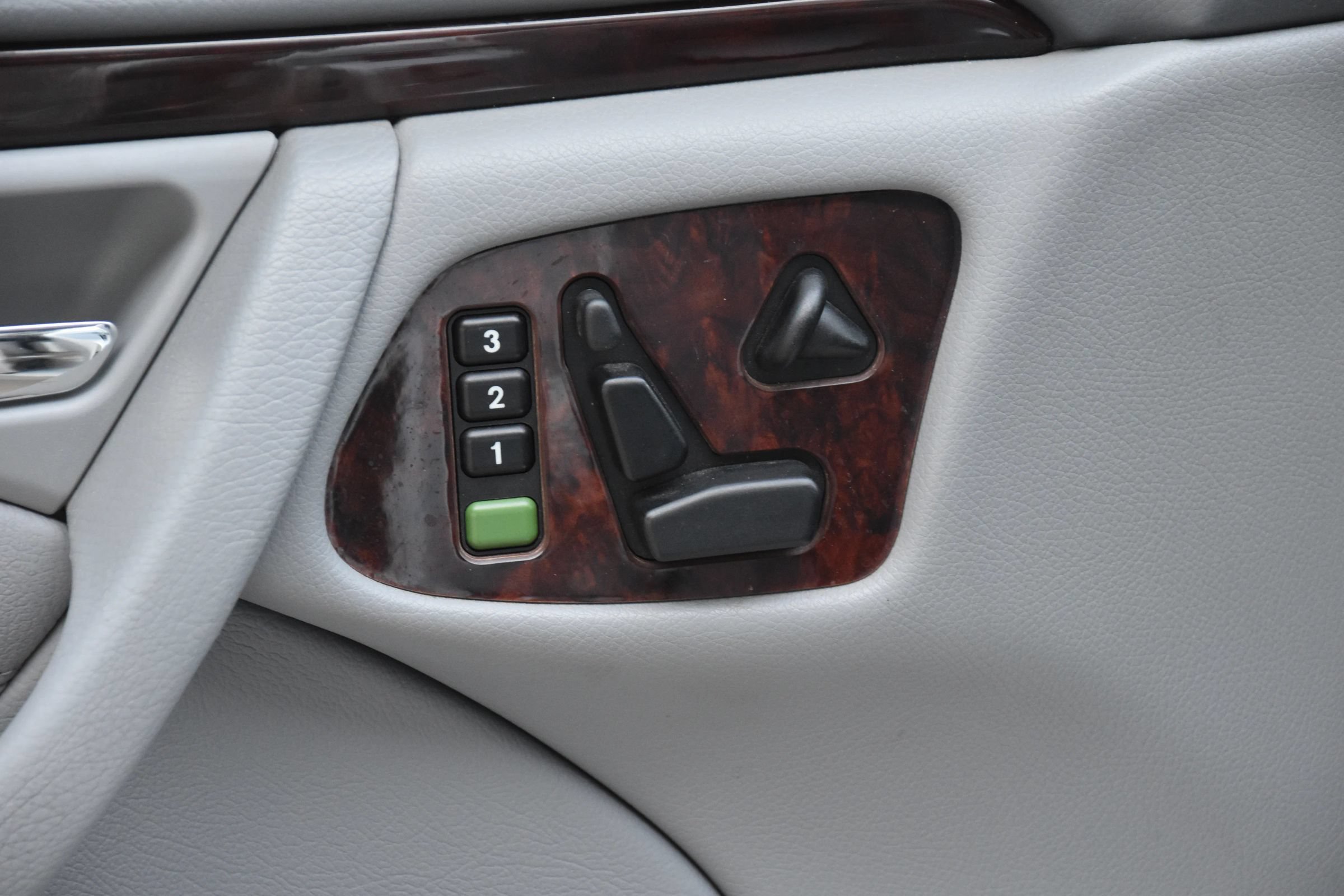 Used 2000 Mercedes-Benz E 320 Sedan image 15