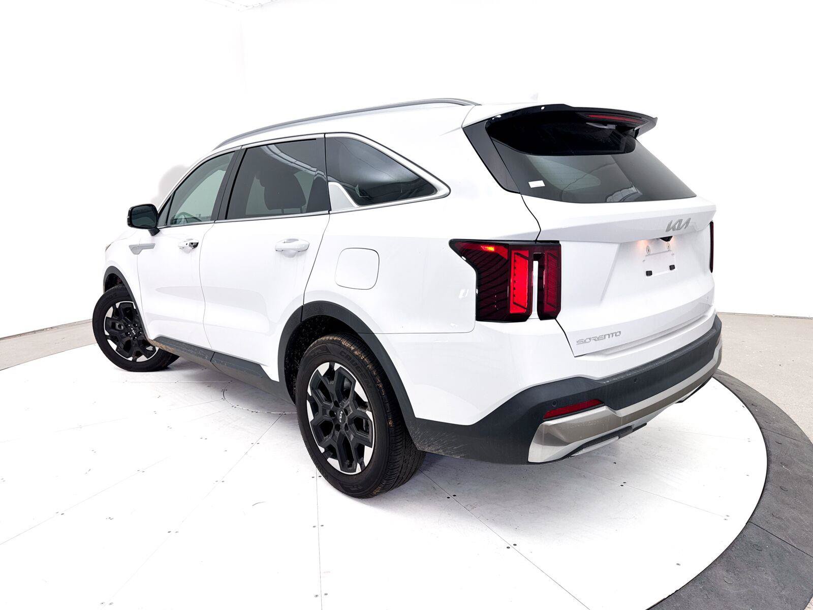 Used 2024 Kia Sorento S w/ Panoramic Sunroof Package FWD image 2