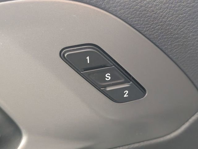Used 2025 Chrysler Pacifica Select image 11