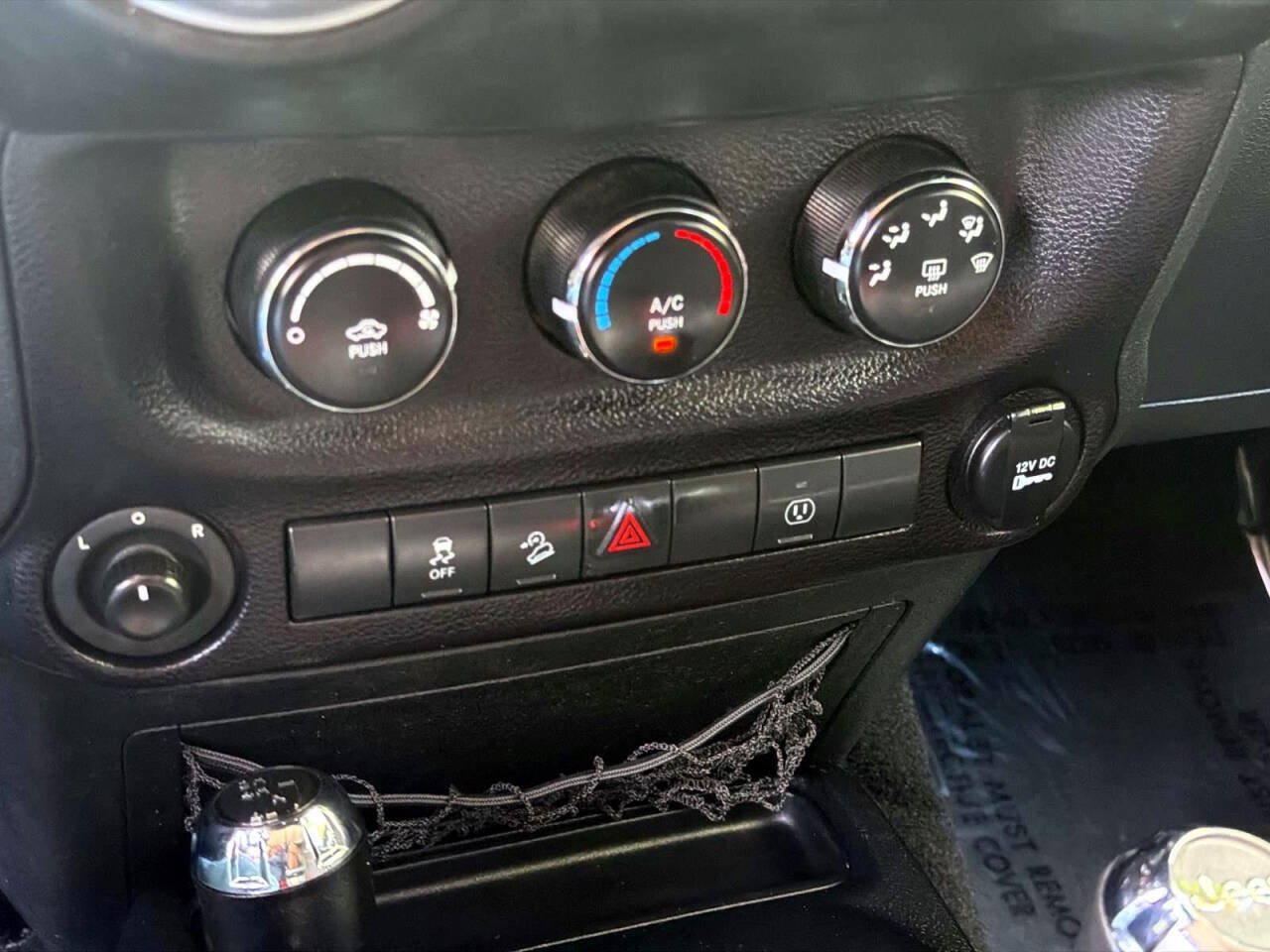 Used 2015 Jeep Wrangler Unlimited Sahara w/ Connectivity Group AWD/4WD image 25