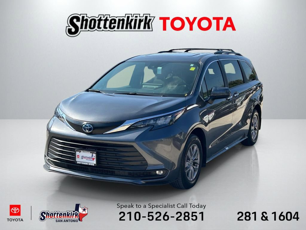 Used 2025 Toyota Sienna XLE image 1