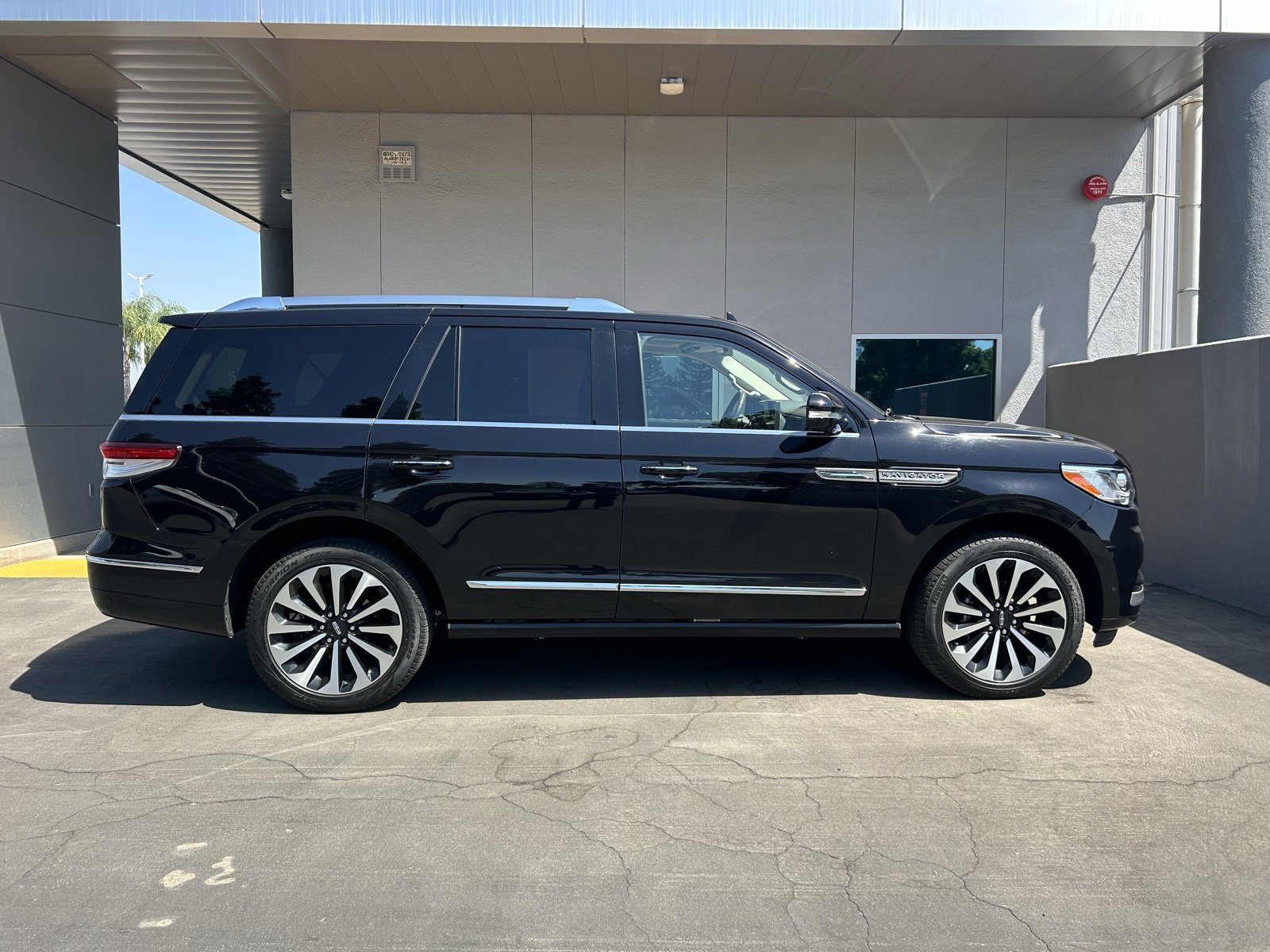 Used 2024 Lincoln Navigator Reserve image 4