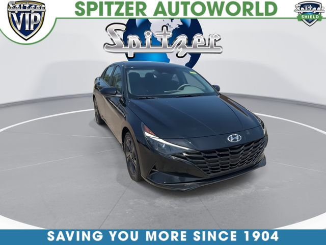 Used 2023 Hyundai Elantra SEL w/ Preferred Accessory Package FWD image 2