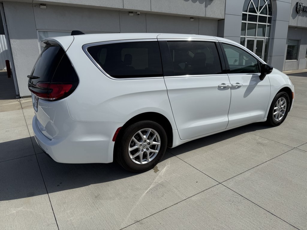 Used 2024 Chrysler Pacifica Touring-L FWD image 8