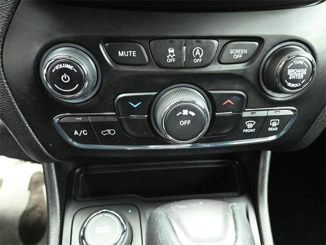 Used 2019 Jeep Cherokee Latitude w/ Cold Weather Group image 17