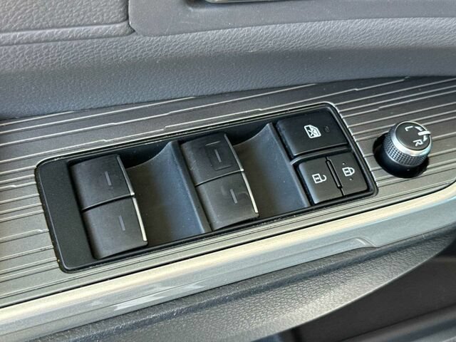 Used 2021 Toyota Sienna XSE FWD image 14
