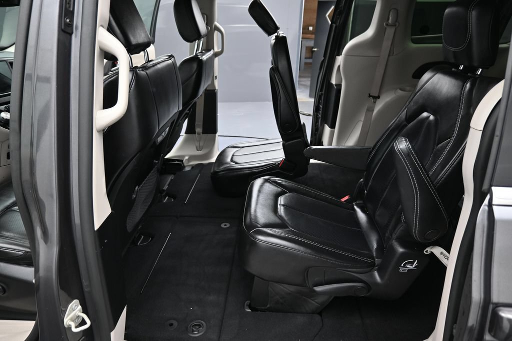 Used 2023 Chrysler Pacifica Touring-L FWD image 23