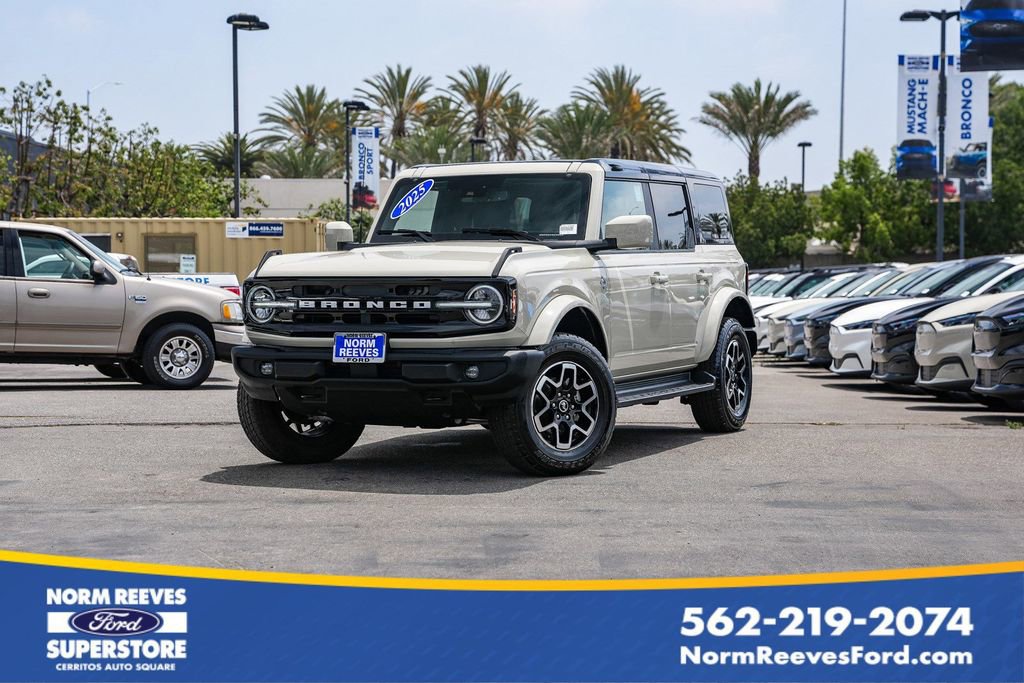 Used 2025 Ford Bronco Outer Banks AWD/4WD image 1