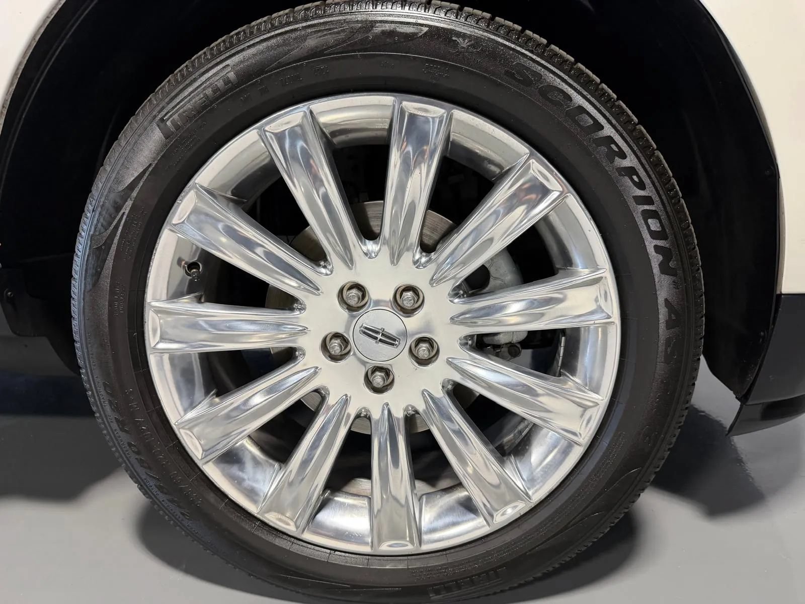 Used 2014 Lincoln MKX FWD w/ Equipment Group 101A image 9