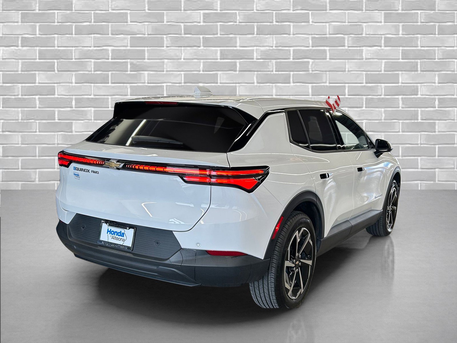 Used 2025 Chevrolet Equinox EV LT w/ Comfort Package image 4