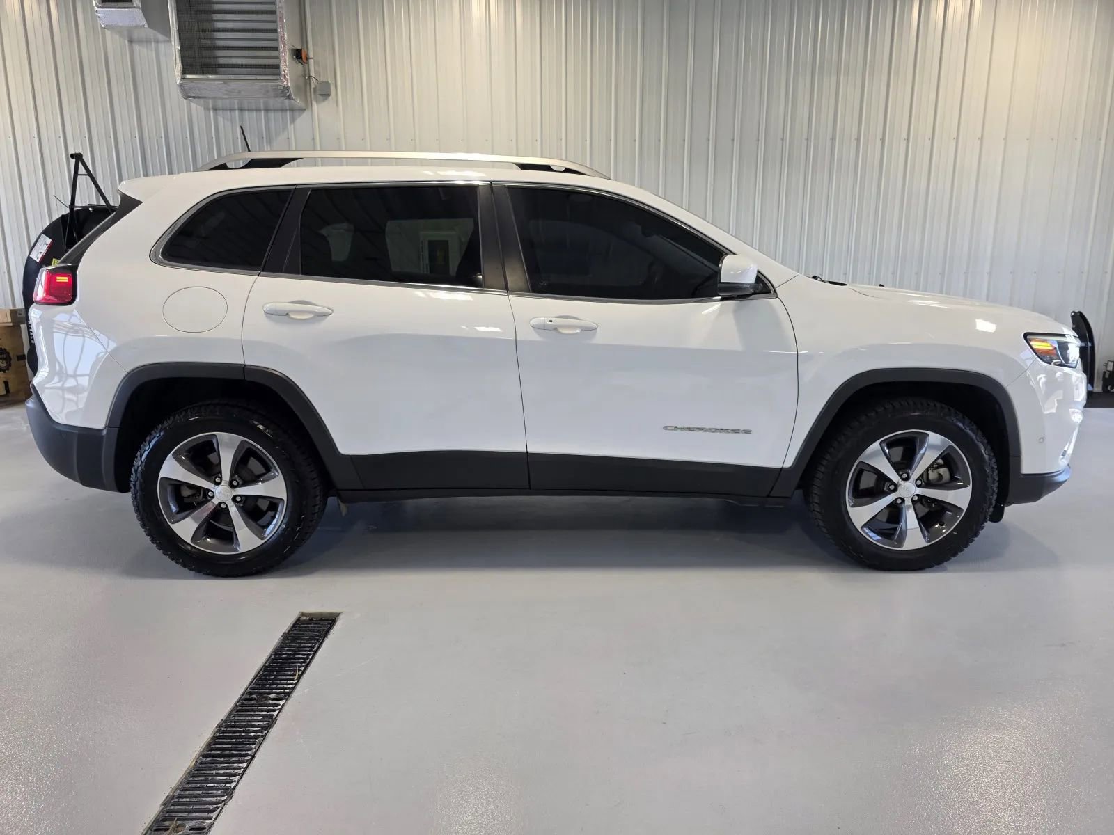 Used 2019 Jeep Cherokee Limited w/ Luxury Group AWD/4WD image 2