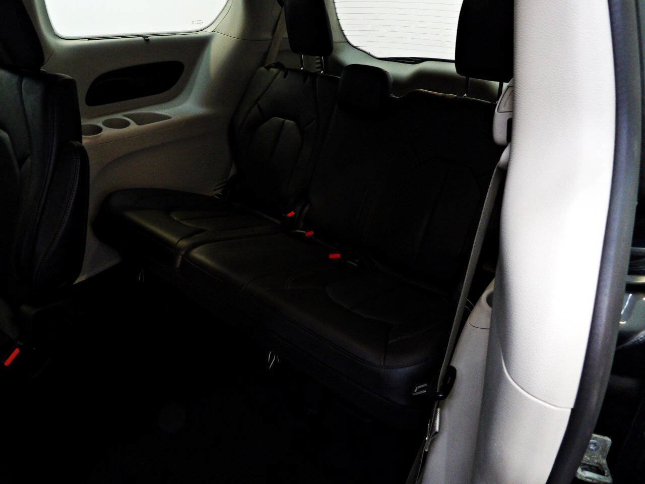 Used 2019 Chrysler Pacifica Touring-L FWD image 10