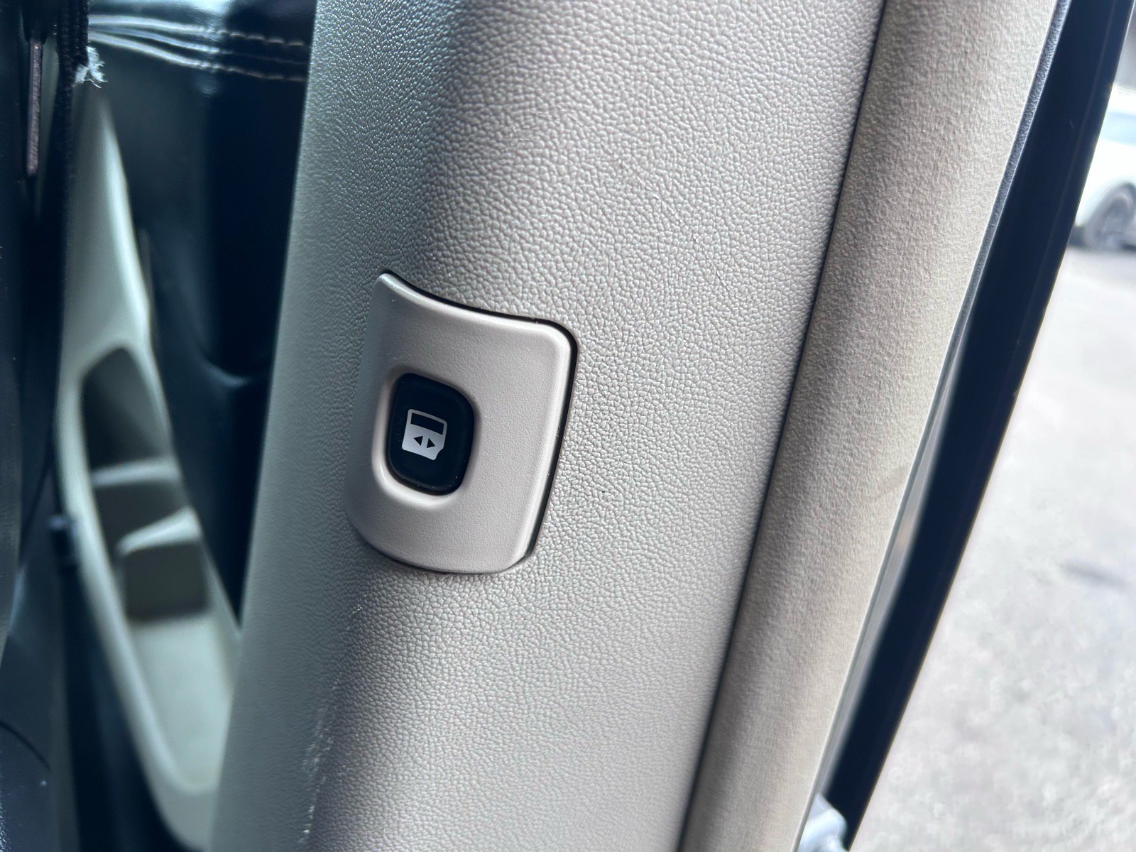 Used 2016 Chrysler Town & Country Limited Platinum FWD image 13
