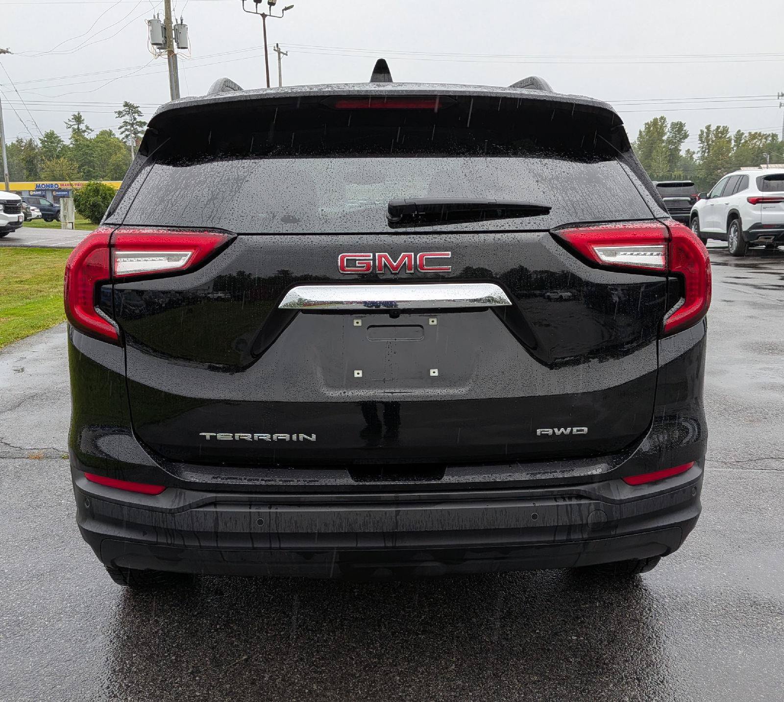 Used 2024 GMC Terrain SLE w/ Driver Convenience Package AWD/4WD image 9