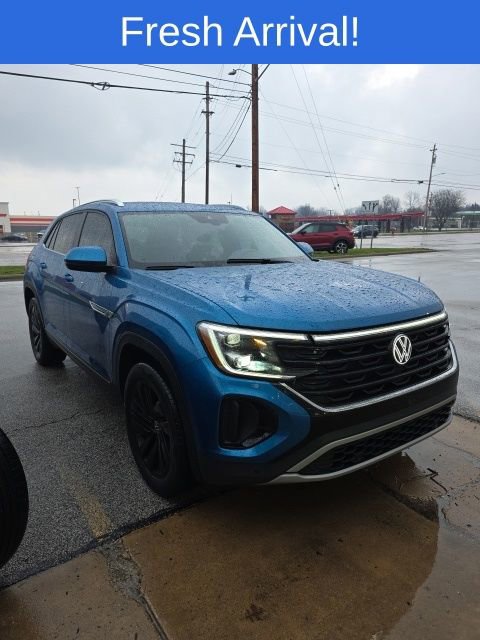 Used 2024 Volkswagen Atlas Cross Sport SE w/ Panoramic Sunroof Package image 2
