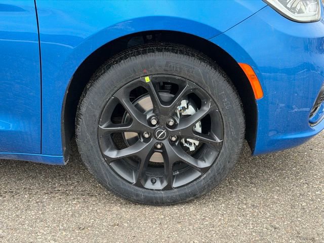 New 2026 Chrysler Pacifica Select image 5