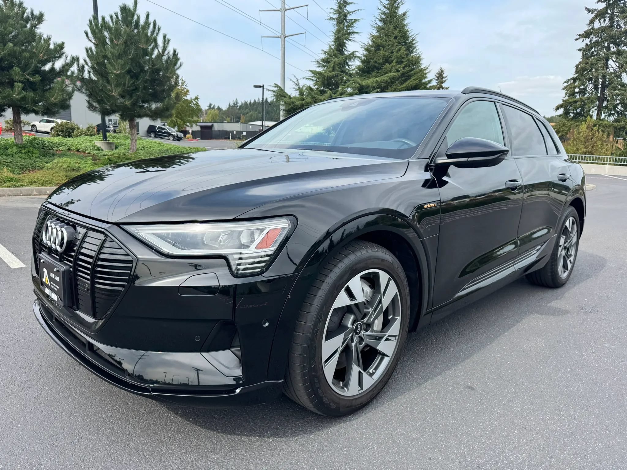 Used 2022 Audi e-tron Premium w/ Convenience Plus Package AWD/4WD image 4