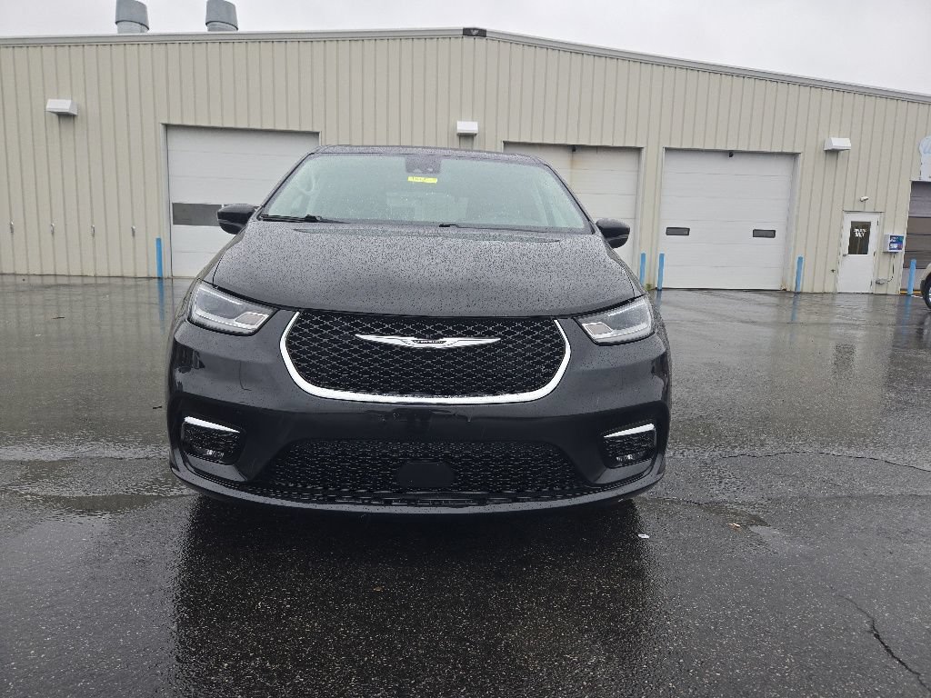 Used 2023 Chrysler Pacifica Touring-L FWD image 2