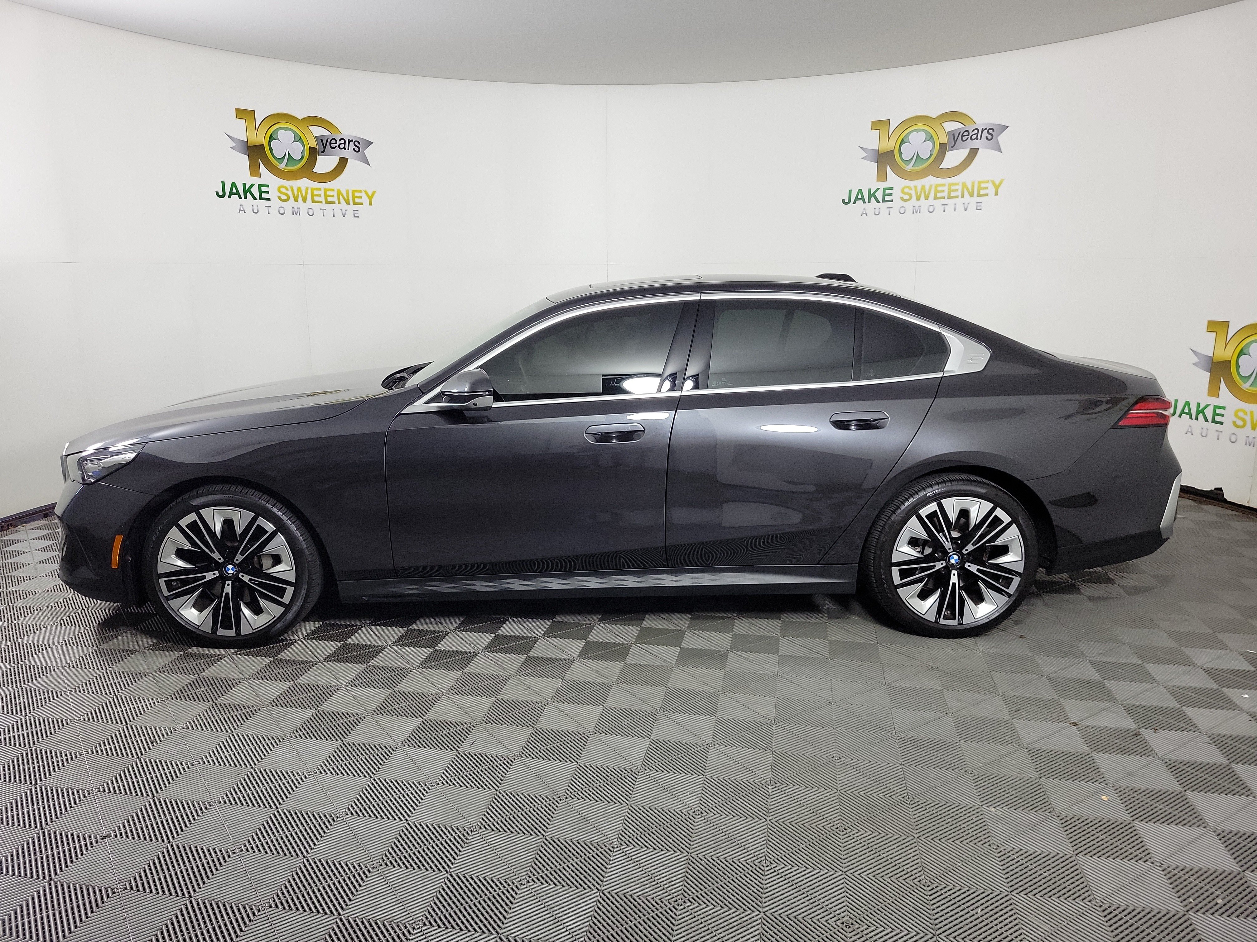 Used 2024 BMW 530i xDrive w/ Premium Package AWD/4WD image 4