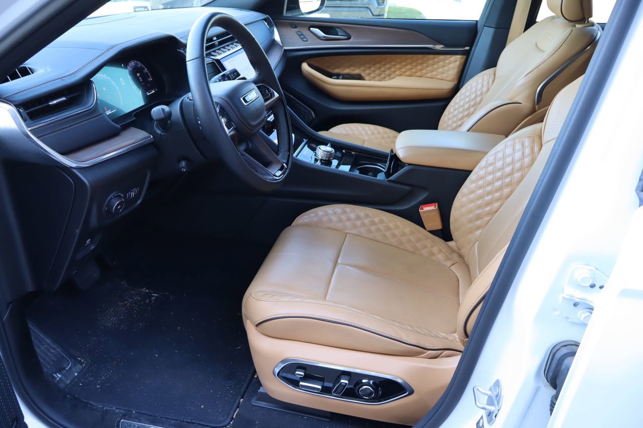 Used 2024 Jeep Grand Cherokee L Summit AWD/4WD image 16