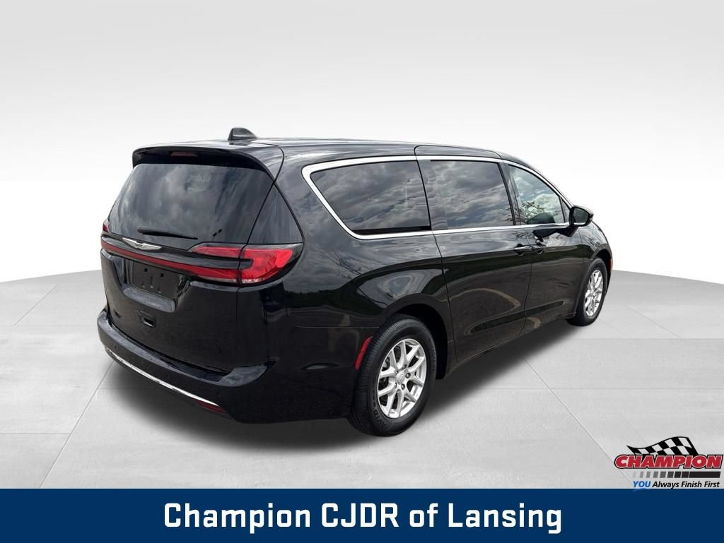 Used 2025 Chrysler Pacifica Select FWD image 8