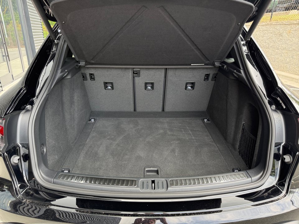 Certified 2026 Porsche Macan AWD/4WD image 17