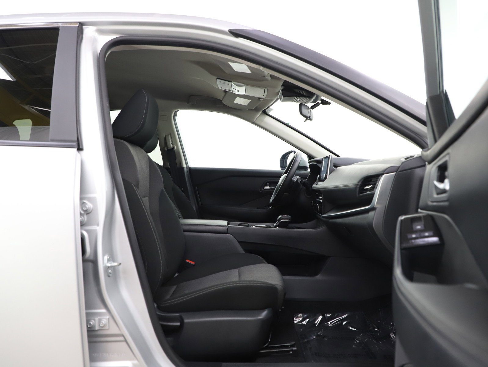 Used 2025 Nissan Rogue SV image 11