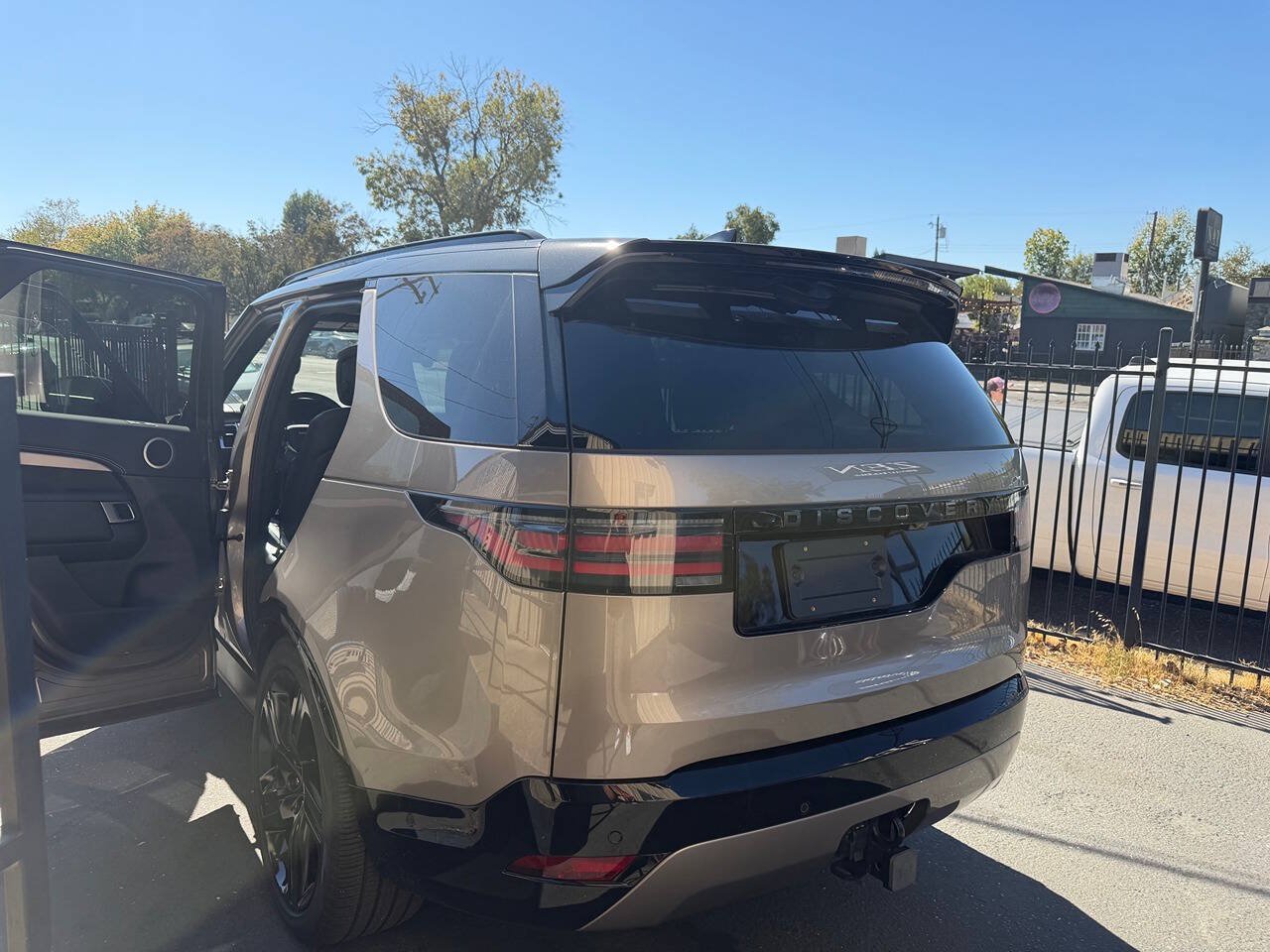 Used 2024 Land Rover Discovery Dynamic SE AWD/4WD image 28
