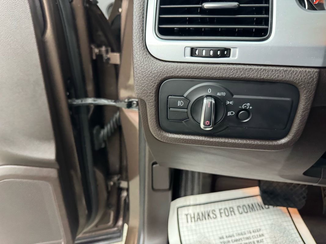 Used 2014 Volkswagen Touareg Sport image 23