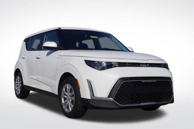 Used 2025 Kia Soul LX image 1