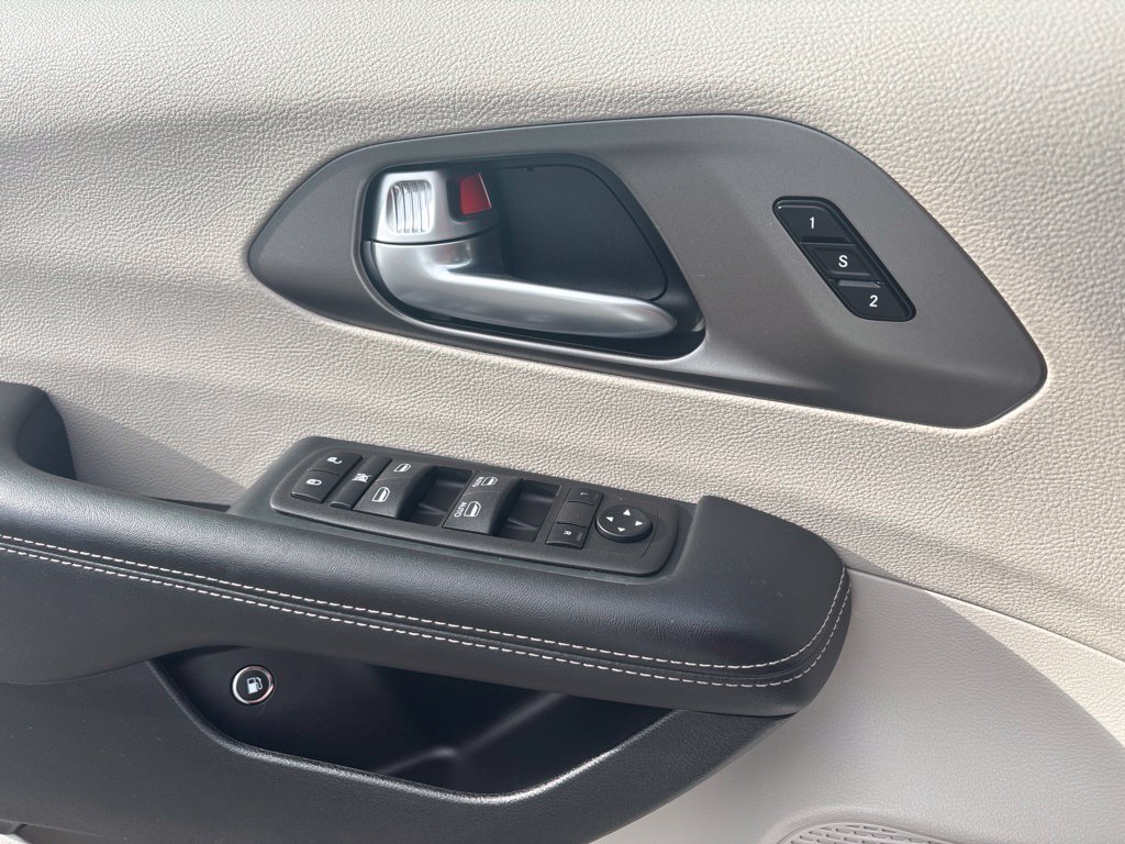 Used 2024 Chrysler Pacifica Limited FWD image 28