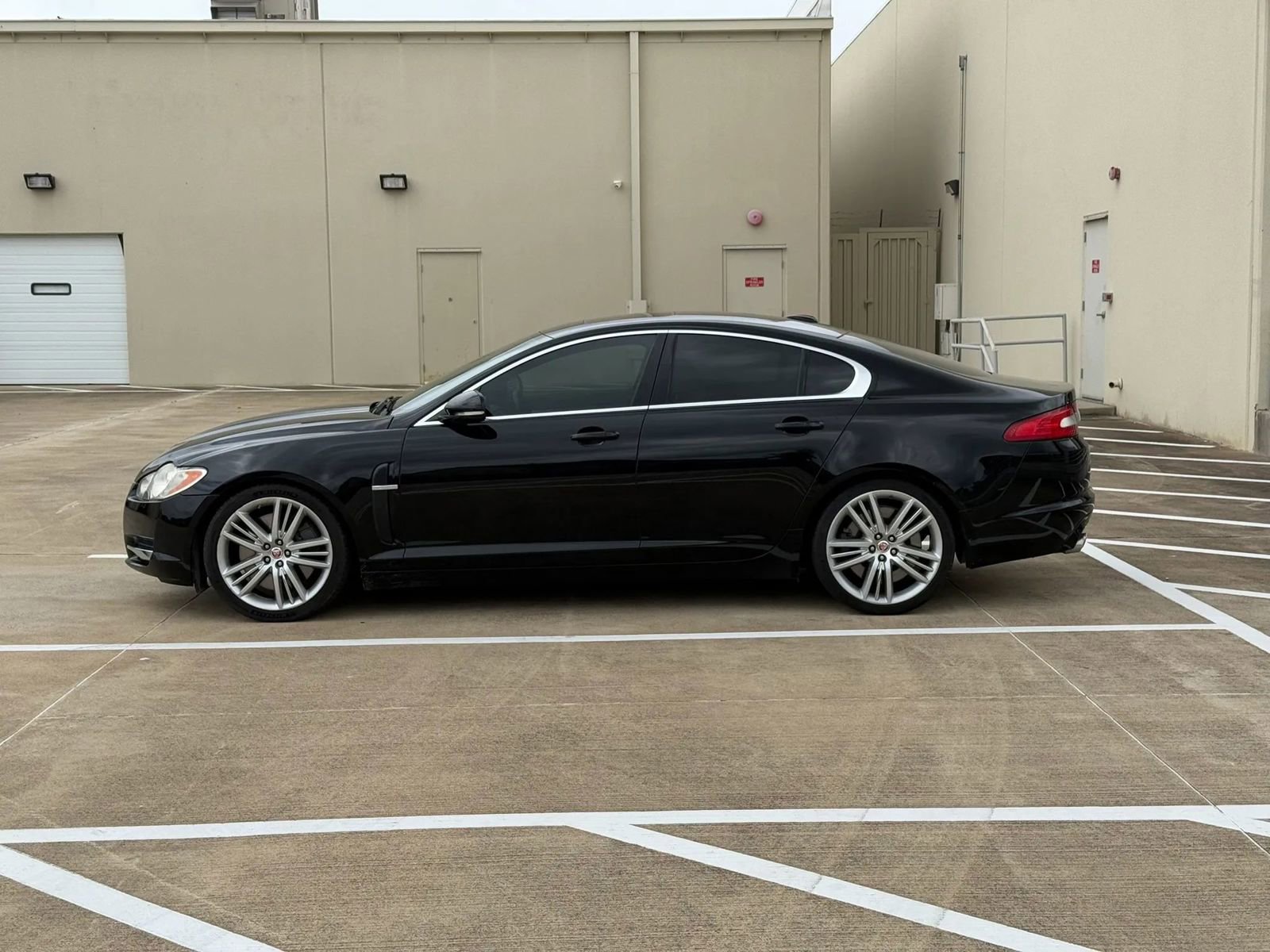 Used 2011 Jaguar XF Supercharged RWD image 4